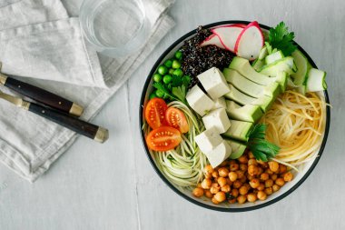 Buda'nın kase Beyaz ahşap tablo kenarlıklı, üstten görünüm spiralized sebze ile kapatın. Temiz sağlıklı yemek yeme