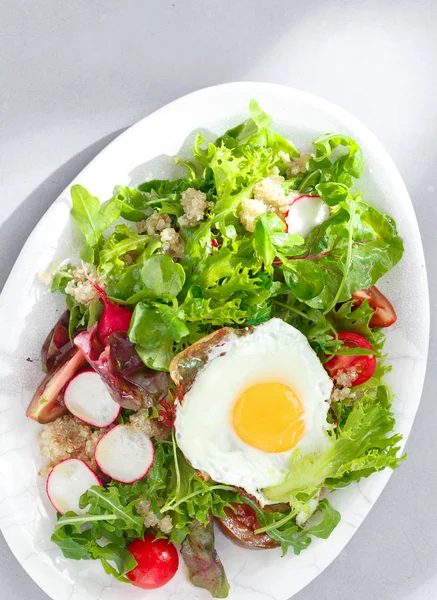 Assiette Salade Fraîche Avec Quinoa Oeuf Frit Sur Fond Béton — Photo