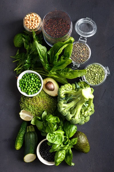 生鲜健康食品清洁食用蔬菜和谷物产品 绿色蔬菜 奎奴亚 鹰嘴豆 绿扁豆在深色石材背景 顶部视图 — 图库照片