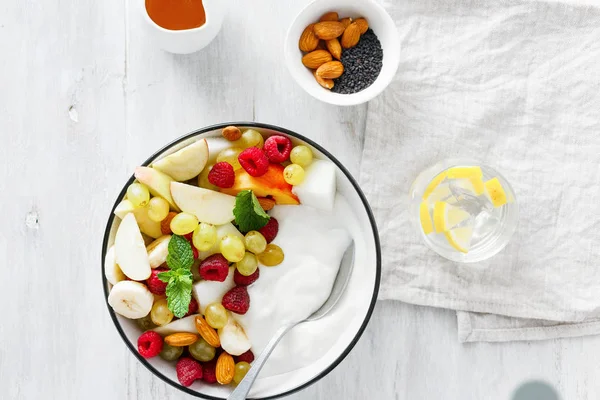 Volles Fruchtfrühstück Und Naturjoghurtschüssel Trauben Pfirsich Apfel Melone Himbeere Mandeln — Stockfoto