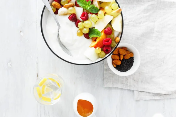 Gesundes Ernährungskonzept Auf Weißem Hintergrund Von Oben Flach Gelegt Fruchtfrühstück — Stockfoto