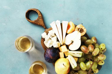 Şarap aperatifler ahşap masa, üstten görünüm ayarla