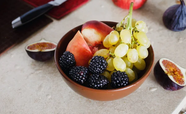 Vista Lateral Cuenco Desayuno Fruta Completa Uvas Melocotones Moras Higos —  Fotos de Stock