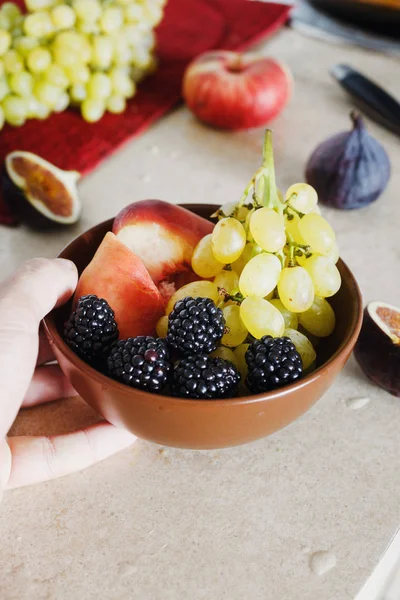 Mannenhand Houdt Volledige Ontbijt Fruitschaal Druiven Perzik Blackberry Vijgen Gezonde — Stockfoto