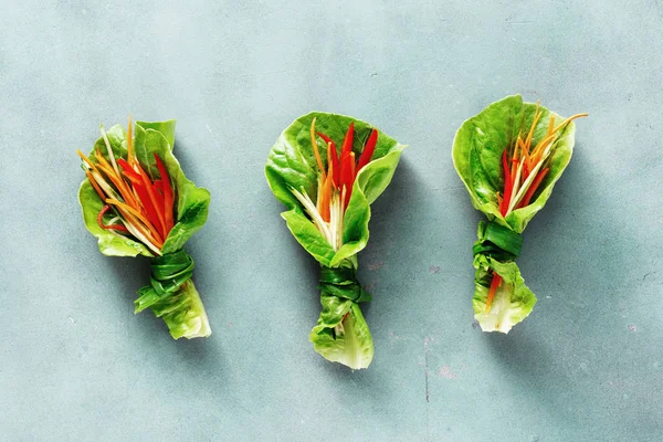 Gemüserolle Mit Salatblättern Romain Paprika Karotte Und Gurke Auf Blauem — Stockfoto