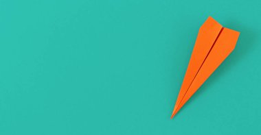 pastel turkuaz arka plan üzerinde renkli kağıt uçak 