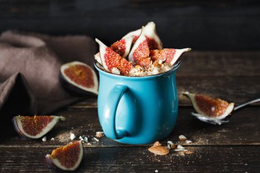 Doğal yoğurt, badem ve incir ile sağlıklı kahvaltı