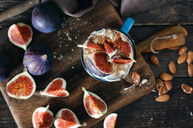 Doğal yoğurt, badem ve incir ile sağlıklı kahvaltı