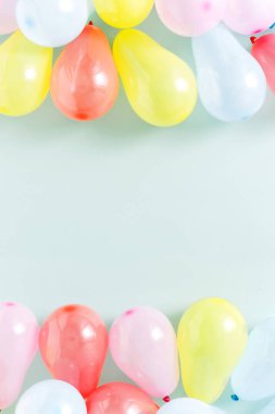 Çerçeve pastel mavi arka plan üzerinde renkli balon
