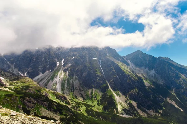 Slovakya Mavi Bulutlu Gökyüzü Altında Yüksek Tatras Dağlarının Doğal Görünümü — Stok fotoğraf