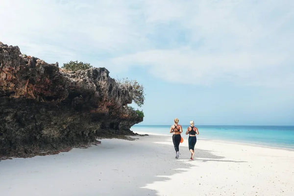 Dos Mujeres Corredoras Durante Mañana Trotan Por Playa Concepto Estilo — Foto de Stock