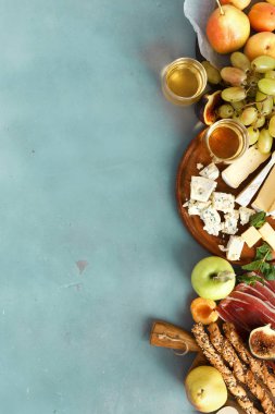 Mavi beton tablosundaki çeşitli şarap aperatifler üstten görünüm