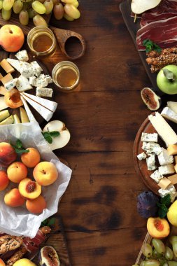 Çeşitli şarap atıştırmalıklar üstten görünüm kahverengi ahşap tablo