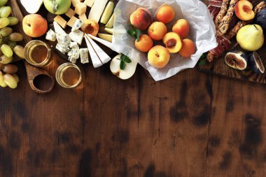 Çeşitli şarap atıştırmalıklar üstten görünüm kahverengi ahşap tablo