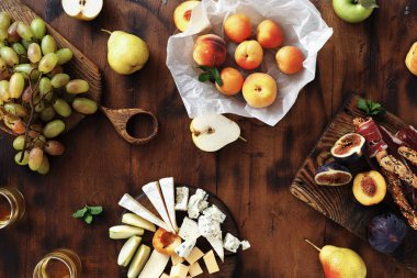 Çeşitli şarap atıştırmalıklar üstten görünüm kahverengi ahşap tablo