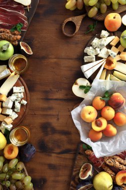 Çeşitli şarap atıştırmalıklar üstten görünüm kahverengi ahşap tablo