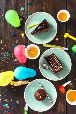 Üstten görünüm Çocuk Doğum günü tablo ile çikolatalı kek ve dekorasyon parti