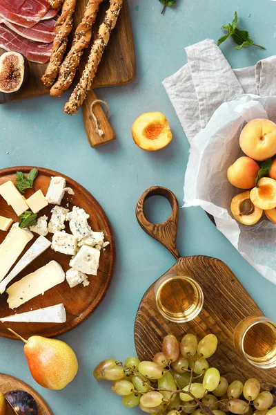 Mavi beton tablosundaki çeşitli şarap aperatifler üstten görünüm