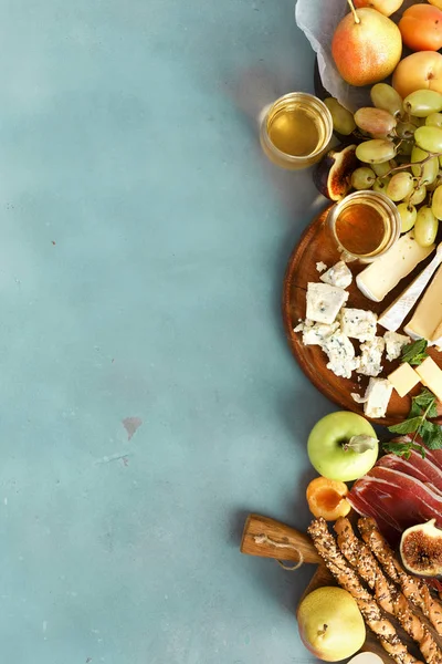 Mavi beton tablosundaki çeşitli şarap aperatifler üstten görünüm