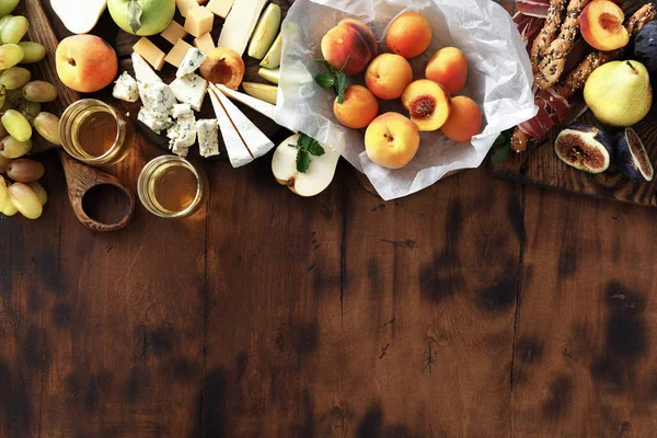 Çeşitli şarap atıştırmalıklar üstten görünüm kahverengi ahşap tablo