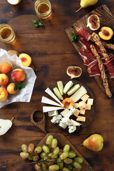 Çeşitli şarap atıştırmalıklar üstten görünüm kahverengi ahşap tablo