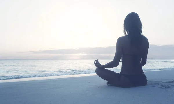Young Woman Practicing Yoga Beach Sunrise — Stock Photo, Image