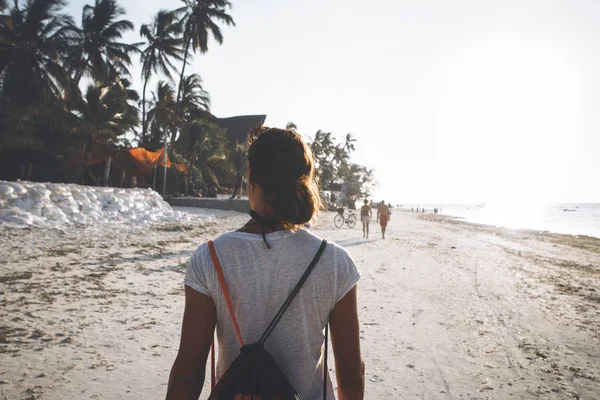 Νεαρή Γυναίκα Ταξιδιώτη Σακίδιο Περπάτημα Κατά Μήκος Της Ακτής Στον — Φωτογραφία Αρχείου
