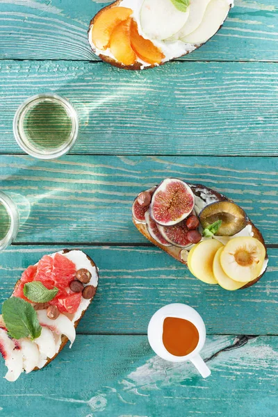Savoureux Bruschetta Aux Fruits Sur Table Bois Vert — Photo