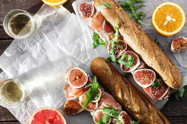 Sandwich Con Prosciutto Mascarpone Fichi Fondo Verde Legno — Foto Stock