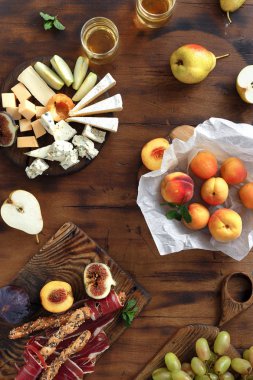 Üstten görünüm meze tablo şarap için. Çeşitli şarap atıştırmalıklar.