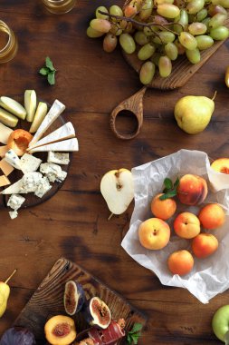 Şarap için meze tablonun üstten görünüm. 