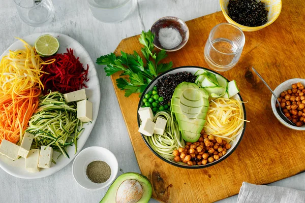 테이블에 Spiralized 야채와 부처님의 그릇의 — 스톡 사진