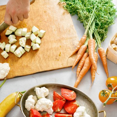 Erkek el kesme sebze sebze güveç yemek pişirmek için