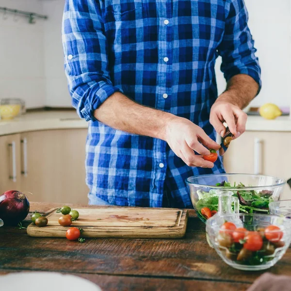Mann Kocht Gesunde Einfache Vegetarische Kost Hause Der Küche — Stockfoto