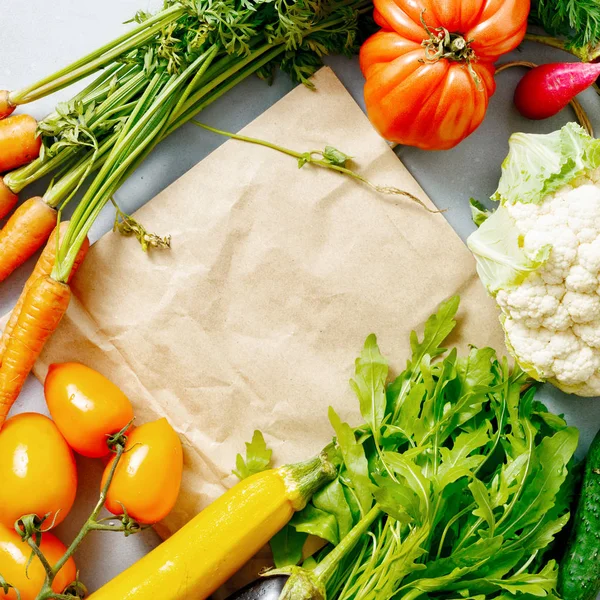 紙バッグのフレームは 灰色の背景 上面に野菜のセット — ストック写真