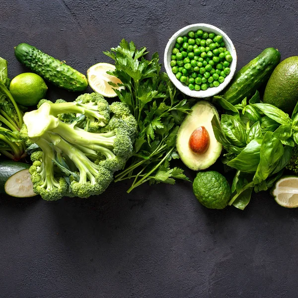 Gezonde Rauwkost Schone Groenten Eten Komkommer Alfalfa Courgette Spinazie Basilicum — Stockfoto