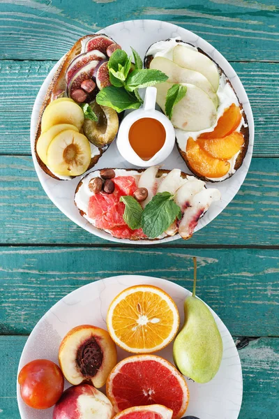 Vista Superior Bruschetta Diferente Com Frutas Mesa Madeira Verde Conceito — Fotografia de Stock