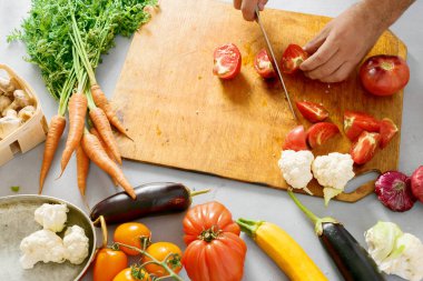 Adam Kesim Sebze sebze güveç yemek pişirmek için eller. Tarifi yemek sağlıklı gıda kavramı