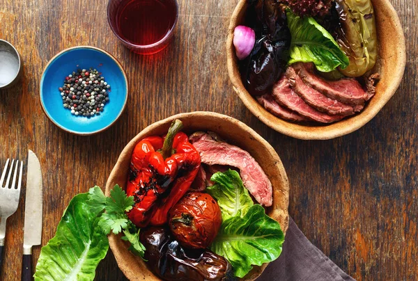 Grilovaný Steak Grilovanou Zeleninou Podávané Chlebu Desku Dřevěný Stůl Červeným — Stock fotografie