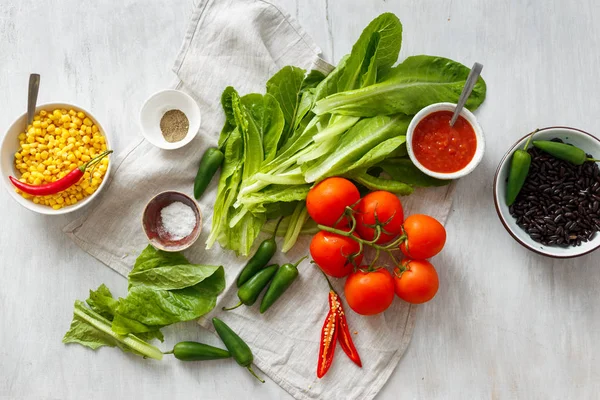 Taco Salatası Beyaz Ahşap Masa Üstten Görünüm Yemek Pişirmek Için — Stok fotoğraf