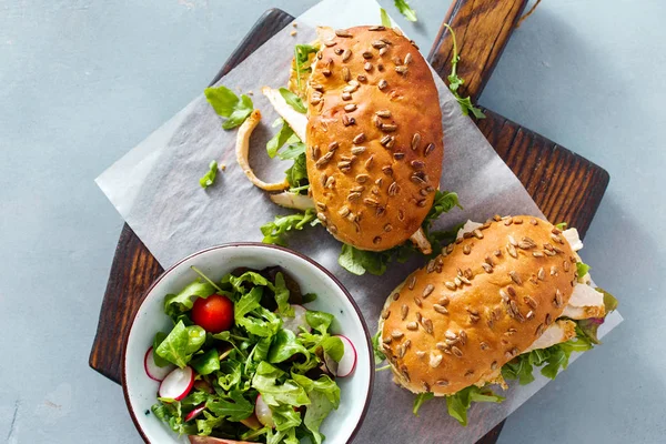 Besleyici Sağlıklı Bir Kahvaltı Tavuk Roka Sandviçle Ahşap Kesme Tahtası — Stok fotoğraf