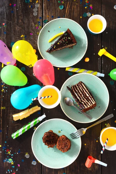 Schokoladenkuchen Und Deko Party Auf Braunem Holztisch Flach Gelegt Kindergeburtstag — Stockfoto