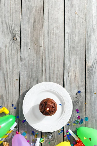 查看儿童生日表的概念 巧克力松饼蜡烛和装饰党在木质背景与复制空间平躺 — 图库照片