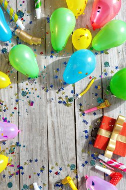 Çerçeve çeşitli dekorasyon ahşap arka plan üzerinde parti. Üstten bakış Doğum günü parti arka plan düz yatıyordu