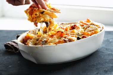 Tavuk, jambon ve peynirli kabak soslu fırında makarna. Konfor gıda kavramı