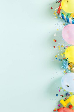 Düz yatıyordu dekorasyon parti konsepti üzerine pastel mavi arka plan ile sınır üstten görünüm
