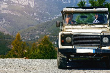 Beyaz 4 x 4 off road araba Dağları tarafından arkadaş gezginlerin seyahat. Seyahat yaşam