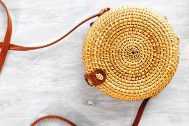 Bambu Çanta Beyaz ahşap arka plan kopya alanı üzerinde. Yaz modası, tatil