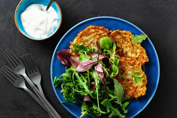 Comfort Food Konceptet Stekt Zucchini Pannkakor Som Serveras Tallrik Med — Stockfoto