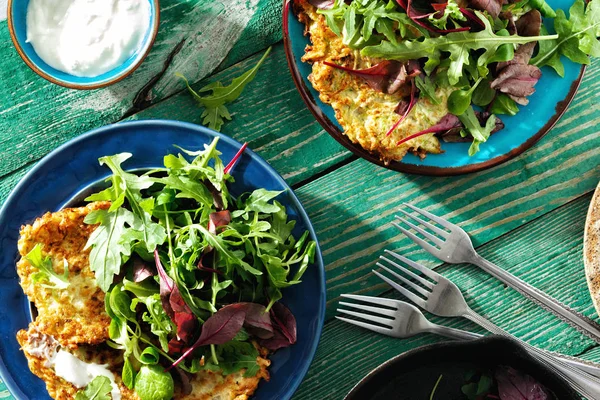 Comfort Food Konceptet Stekt Zucchini Pannkakor Som Serveras Tallrik Med — Stockfoto